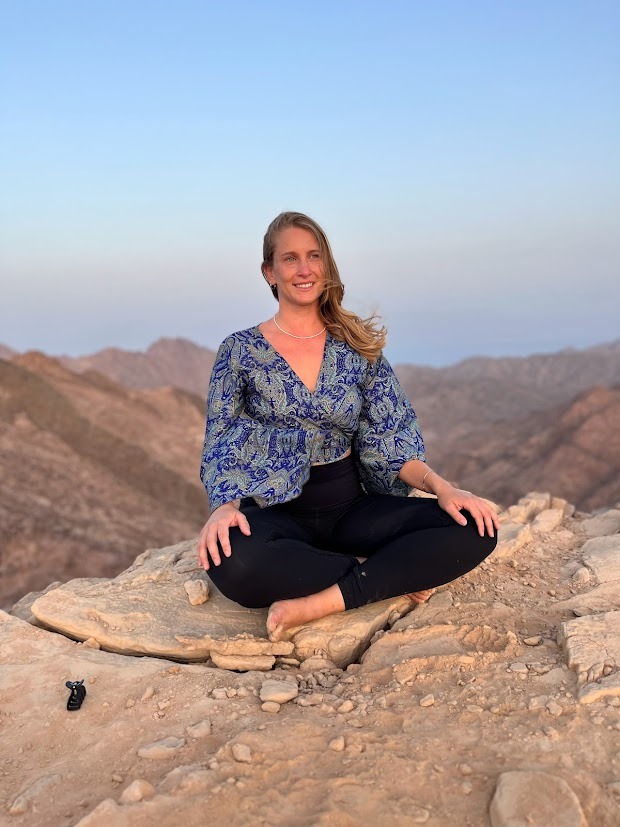 ברית שורץ בישיבת יוגה על שפת מצוק המכתש