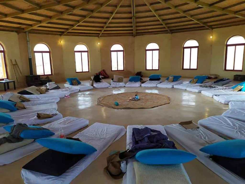 האולם המרכזי ב״זמן מדבר״ מזרנים פרוסים לשינה