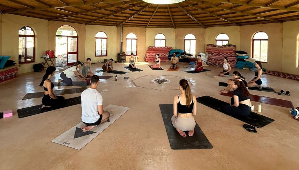 חדר יוגה ראשי בזמן מדבר