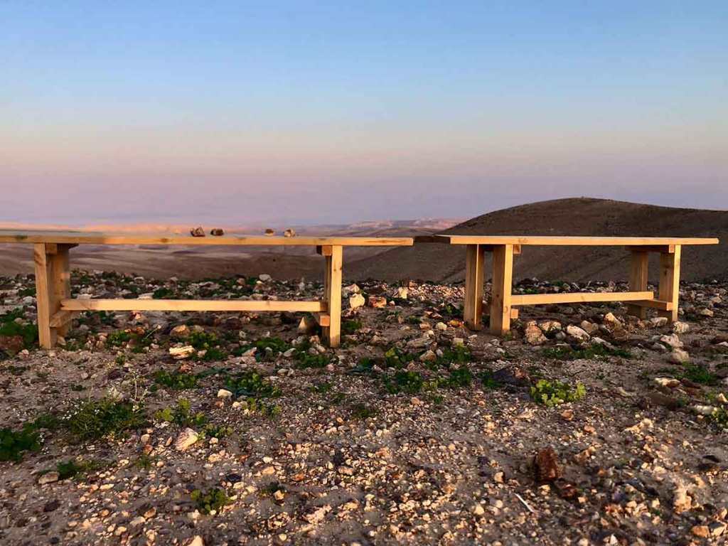 ספסלים ושולחנות משקיפים למדבר