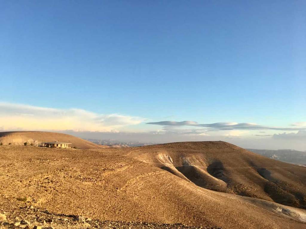 מבט על ״זמן מדבר״ נטוע בלב המדבר מעל מצוק